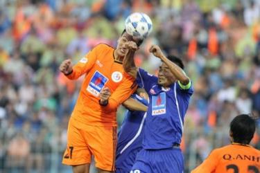 Một pha bóng trong trận tranh Siêu cúp quốc gia 2013.