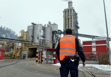 Cảnh sát bên ngoài nhà máy chế biến gỗ Kronospan, nơi xảy ra vụ xả súng.