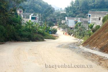 Hai bên đường, những ngôi nhà xây khang trang mọc lên tạo diện mạo mới cho vùng quê.