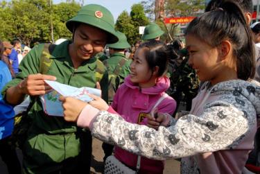 Chia tay người thân, phấn khởi lên đường nhập ngũ.