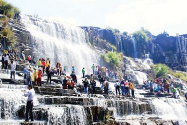 Đông đảo du khách cầu duyên bên thác Pongour.
