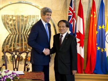 Tổng Thư ký ASEAN Lê Lương Minh (phải) và Ngoại trưởng Mỹ John Kerry  trong cuộc gặp tại Jakarta.