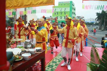 Đoàn hát Bảo Trảo – một nghi lễ trong lễ hội Cầu Ngư miêu tả về cuộc sống chài lưới, sông nước của người dân.
