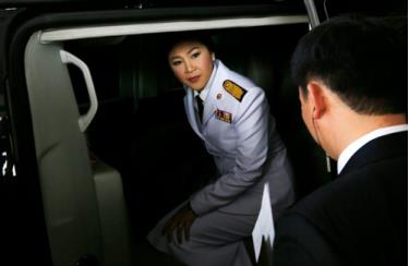 Bà Yingluck lên một chiếc xe sau cuộc họp với các quan chức của Ủy ban Bầu cử tại Câu lạc bộ Quân đội hôm 28/1.