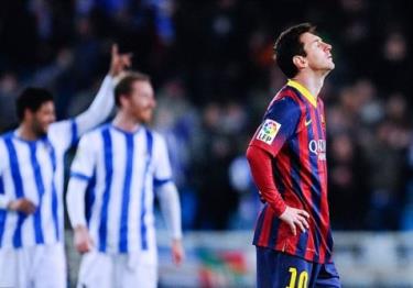 Messi thất vọng sau trận thua của Barca.
