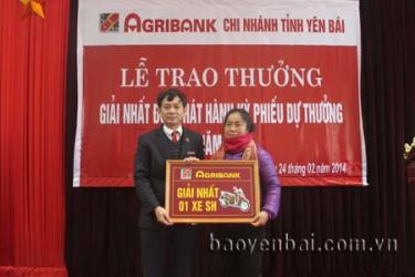 Ngân hàng Nông nghiệp và phát triển nông thôn  trao cho bà Trần Thị Hồng – tổ 17, phường Minh Tân thành phố Yên Bái người may mắn trúng Giải Nhất 1 xe Honda SH.
