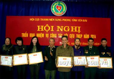Đồng chí Nguyễn Văn Tỉnh  - Chủ tịch Hội Cựu thanh niên xung phong tỉnh Yên Bái tặng bằng khen của Trung ương Hội TNXP Việt Nam cho các tập thể, cá nhân có thành tích xuất sắc.
