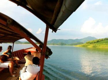 Du thuyền trên Hồ Thác Bà.