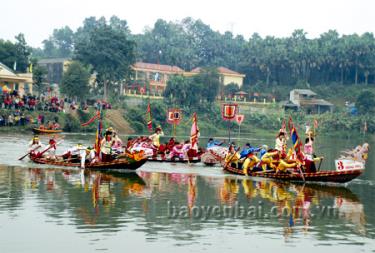 Đua thuyền - hoạt động thể thao truyền thống trong lễ hội đền Nam Cường
(thành phố Yên Bái).