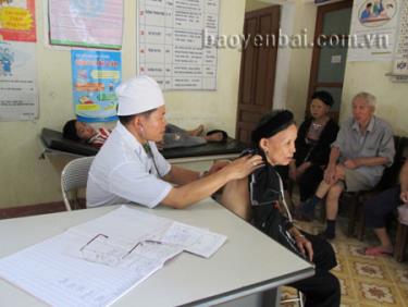 Y sỹ Lý Xuân Tinh khám sức khỏe cho người cao tuổi.
