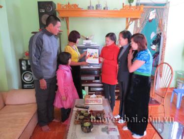 Chị Nguyễn Thị Huệ (thứ 2, phải sang) cùng các cộng tác viên dân số tuyên truyền về KHHGĐ tại hộ dân.
