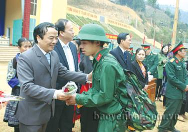 Đồng chí Hoàng Xuân Nguyên cùng các đại biểu và lãnh đạo huyện Mù Cang Chải tặng hoa động viên tân binh lên đường nhập ngũ.

