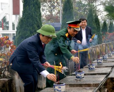 Đồng chí Hoàng Xuân Nguyên - Phó Chủ tịch UBND tỉnh (người ngoài cùng bên trái) thắp hương trên mộ phần các liệt sỹ tại Nghĩa trang liệt sỹ Quốc gia Vị Xuyên, tỉnh Hà Giang.
