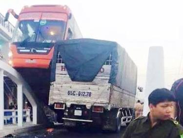 Tài xế xe khách đánh lái tránh cú đấu đầu xe tải.