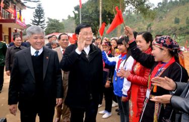 Chủ tịch nước Trương Tấn Sang thăm và chúc Tết nhân dân xã Tân Đồng, huyện Trấn Yên.