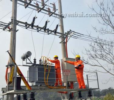 Cán bộ Công ty Điện lực Yên Bái kiểm tra điện, bảo đảm cung ứng điện an toàn cho người dân.
