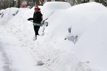 Tuyết phủ kín những chiếc xe đậu ngoài trời ở Cambridge, bang Massachusetts.