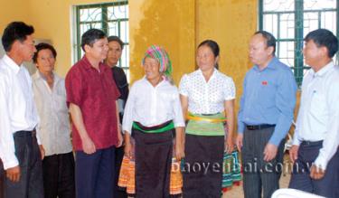 Đồng chí Dương Văn Thống (thứ 3, trái sang) - Phó bí thư Thường trực Tỉnh ủy, Chủ tịch HĐND tỉnh, Trưởng đoàn Đại biểu Quốc hội khóa XIII tỉnh Yên Bái tiếp xúc cử tri xã Bản Mù (Trạm Tấu).
(Ảnh: Quang Tuấn)