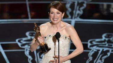 Nữ diễn viên Julianne Moore giành giải Oscar Nữ chính xuất sắc