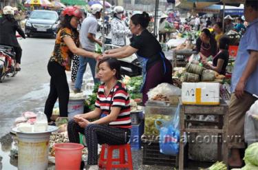 Các chợ họp sớm phục vụ nhu cầu thực phẩm tươi sống cho người dân sau tết.
