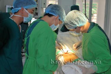 Phẫu thuật thay khớp háng nhân tạo cho bệnh nhân tại Bệnh viện Đa khoa tỉnh.
