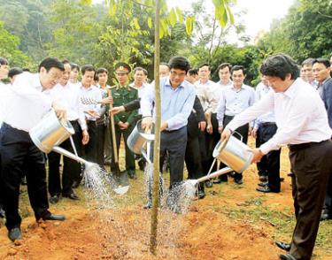 Chủ tịch nước Trương Tấn Sang tham gia trồng cây tai Khu di tích Đền Hùng, tỉnh Phú Thọ.