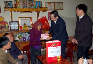 Đồng chí Phùng Đình Lai - Phó bí thư Thường trực Huyện ủy Yên Bình tặng quà Mẹ Việt Nam anh hùng Dương Thị Cúc ở xã Bảo Ái, Yên Bình.