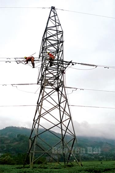 Công nhân Chi nhánh Lưới điện cao thế Yên Bái thay sứ ĐZ 110 kV Yên Bái – Lào Cai.