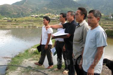 Già làng, trưởng thôn, người có uy tín cùng lãnh đạo Chi bộ thôn Lìm Mông, xã Cao Phạ (Mù Cang Chải) trao đổi kinh nghiệm sản xuất lúa 2 vụ.
