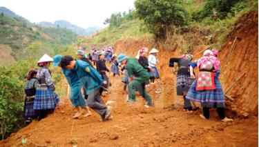 Sức mạnh đại đoàn kết dân tộc góp phần quan trọng trong xây dựng giao thông nông thôn ở Yên Bái.