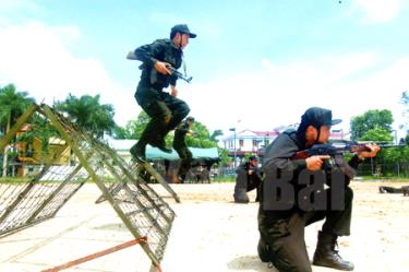 Chiến sỹ cảnh sát cơ động luyện tập nâng cao khả năng sẵn sàng chiến đấu.