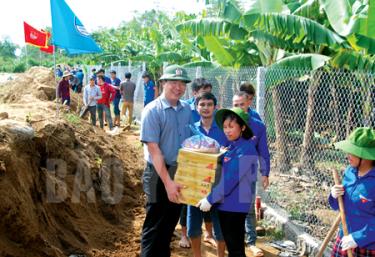 Bí thư Tỉnh đoàn Nông Việt Yên tặng quà Đội Thanh niên tình nguyện trên công trường đường vành đai thị xã Nghĩa Lộ.
