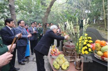 Tổng Bí thư Nguyễn Phú Trọng dâng hương tại Khu di tích.