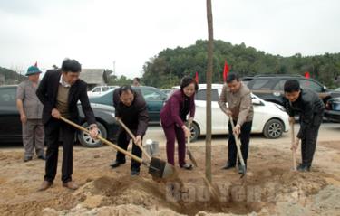 Các đồng chí lãnh đạo tỉnh Yên Bái tham gia trồng cây đầu xuân Bính Thân 2016.