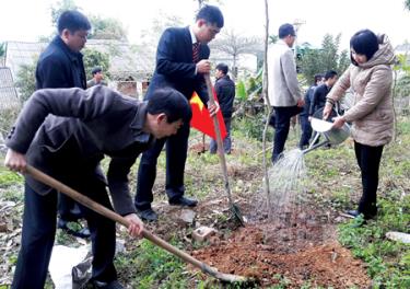 Các đồng chí lãnh đạo Thị uỷ, HĐND, UBND, MTTQ thị xã Nghĩa Lộ trồng cây tại Khu di tích lịch sử văn hóa Căng và Đồn Nghĩa Lộ.