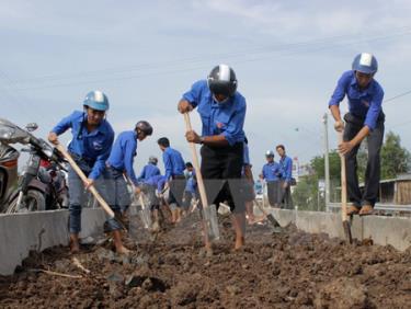 Các thanh niên tình nguyện tham gia trồng cây tại huyện Năm Căn (Cà Mau).