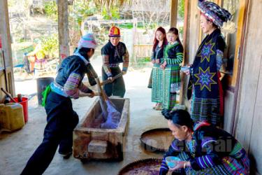 Từ phong trào TDĐKXDĐSVH bà con người Mông đã nêu cao ý thức bảo tồn văn hoá dân gian và nâng cao đời sống kinh tế, xã hội.
Trong ảnh: Bà con người Mông làm bánh dày để ăn tết Nguyên đán.