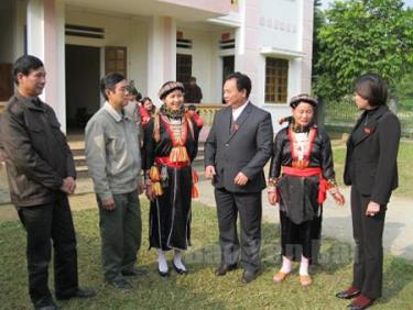 Đồng chí Hoàng Văn Vui - Bí thư Huyện ủy, Chủ tịch HĐND huyện (thứ 3 bên phải) tiếp xúc cử tri tại xã Khai Trung.