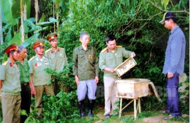 Hội Cựu chiến binh xã Cảm Ân (Yên Bình) giới thiệu mô hình nuôi ong thu nhập trên 50 triệu đồng/năm.
