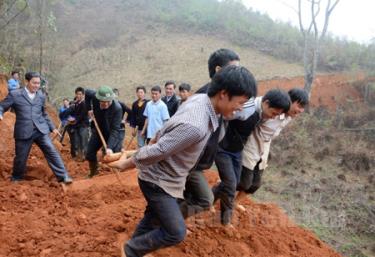 Thanh niên Yên Bái chung tay xây dựng nông thôn mới.