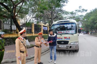 Lực lượng cảnh sát giao thông huyện Văn Yên kiểm tra phương tiện vận tải hành khách trong những ngày giáp tết Nguyên đán.