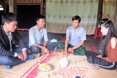 Bạn bè gặp gỡ, động viên tân binh Đồng Anh Quân (thứ 2, trái sang) trước ngày lên đường nhập ngũ.