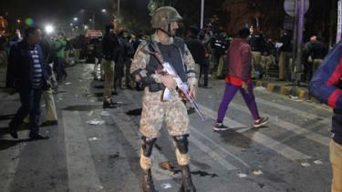 Quân đội Pakistan tuần tra nghiêm ngặt hiện trường sau vụ đánh bom đẫm máu tại Lahore.