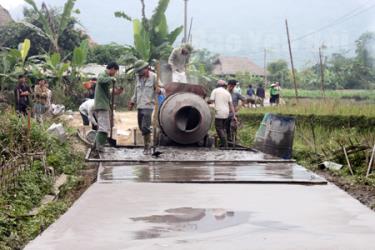 Các địa phương trên địa bàn tỉnh đẩy mạnh bê tông hóa đường giao thông, đáp ứng nhu cầu phát triển.