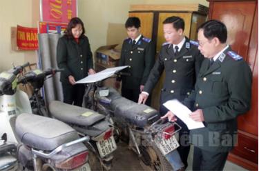 Cán bộ Chi cục Thi hành án dân sự huyện Lục Yên kiểm tra vật chứng thu hồi.