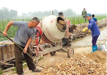 Dưới sự lãnh đạo của các chi bộ cơ sở nhân dân tích cực xây dựng nông thôn mới. (Trong ảnh: Nhân dân thôn Cống Đá, xã Âu Lâu (thành phố Yên Bái) bê tông hóa kênh mương nội đồng.