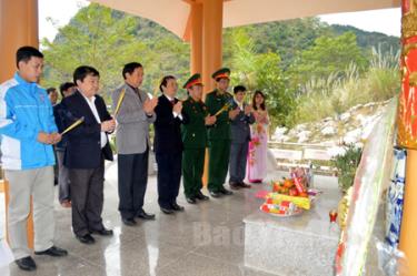 Lãnh đạo tỉnh Yên Bái viếng Nghĩa trang Liệt sỹ Thanh Thủy, huyện Vị Xuyên, tỉnh Hà Giang.