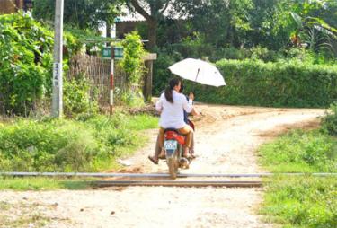 Tiềm ẩn nguy cơ tai nạn giao thông tại các điểm giao cắt giữa lối đi dân sinh với đường sắt.