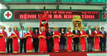 Các đồng chí lãnh đạo cắt băng khánh thành Bệnh viện Đa khoa tỉnh quy mô 500 giường được xây dựng mới bằng nguồn vốn ODA Hàn Quốc.