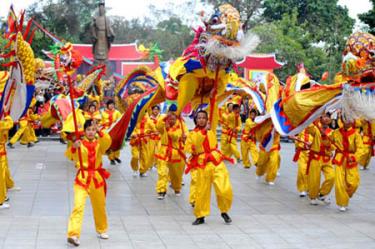 Cướp lộc tại hội đền Gióng (huyện Sóc Sơn, Hà Nội).